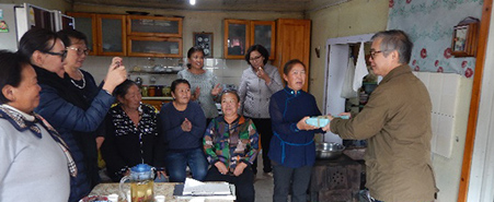 モンゴルの伝統的移住式住居「ゲル」にて（組合員訪問）
